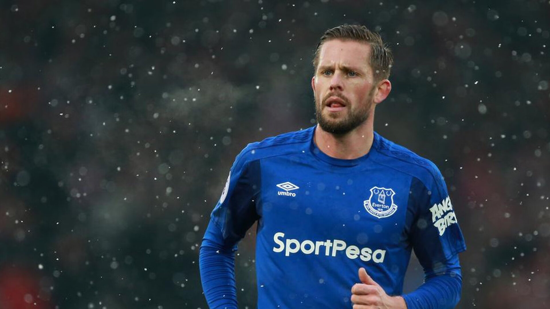 曼城的防守反击转换速度在比赛中多次致命，曼城的打法